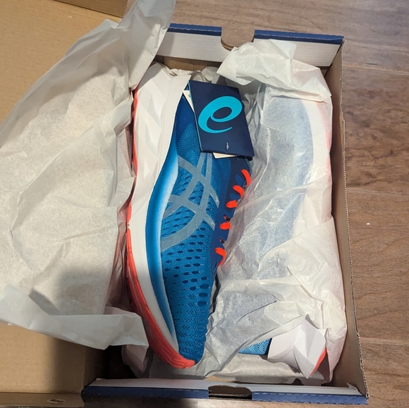 Asics Novablast Blue/White Size 9 - Picture 4 of 5